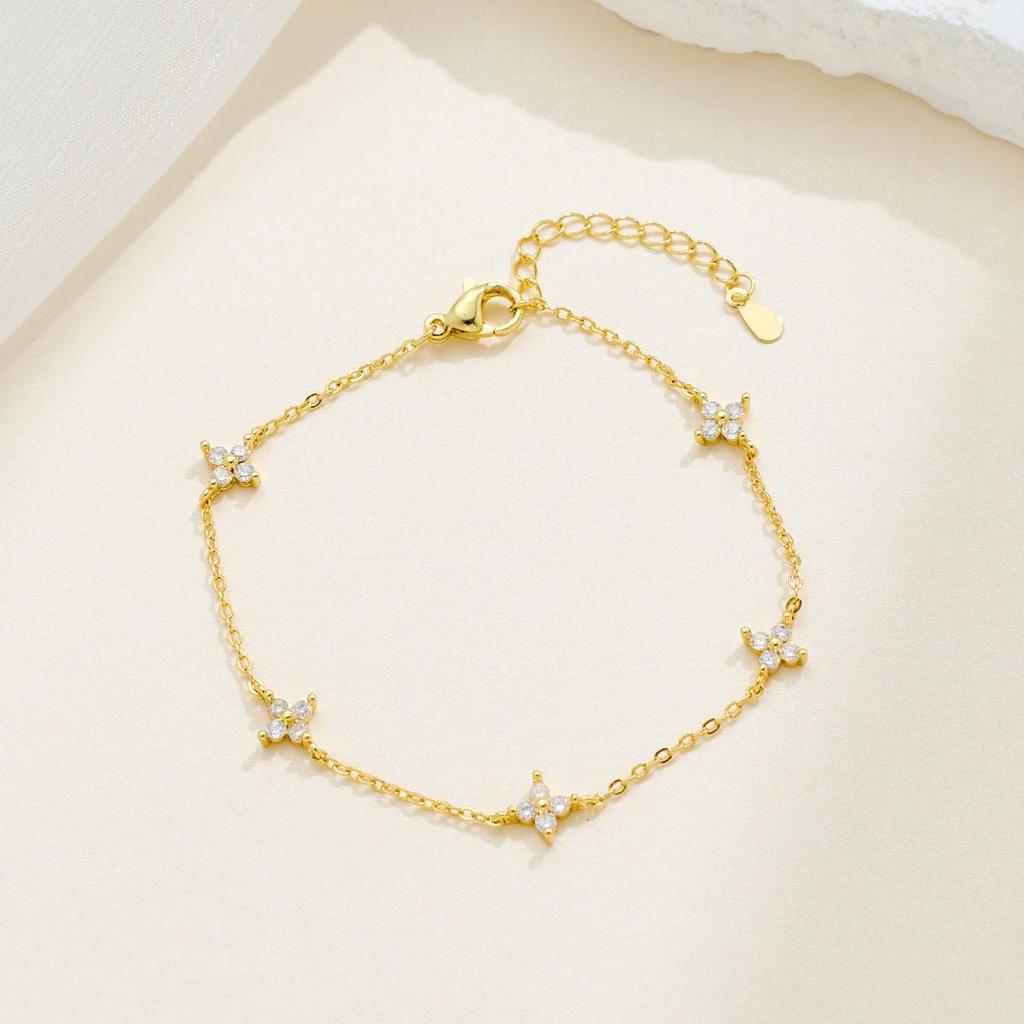 Koreaanse Stijl 4-delige Sieradenset: Bloemenarmband, Ring, Oorbellen met Stud & Klavertje Vier Ketting