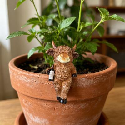 Hochlandkuh Blumentopf-Umarmungsfigur Lustige Harzkuh-Blumentopfdekoration Niedliches Bauernhoftier-Ornament für Innen Außen Terrasse Balkon Garten Rasen