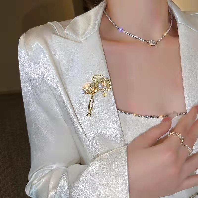 Ginkgo Leaf Imitation Pearl Brooch for Women Korean Fashion Brooch and Corsage Versatile for Suits and Overcoats