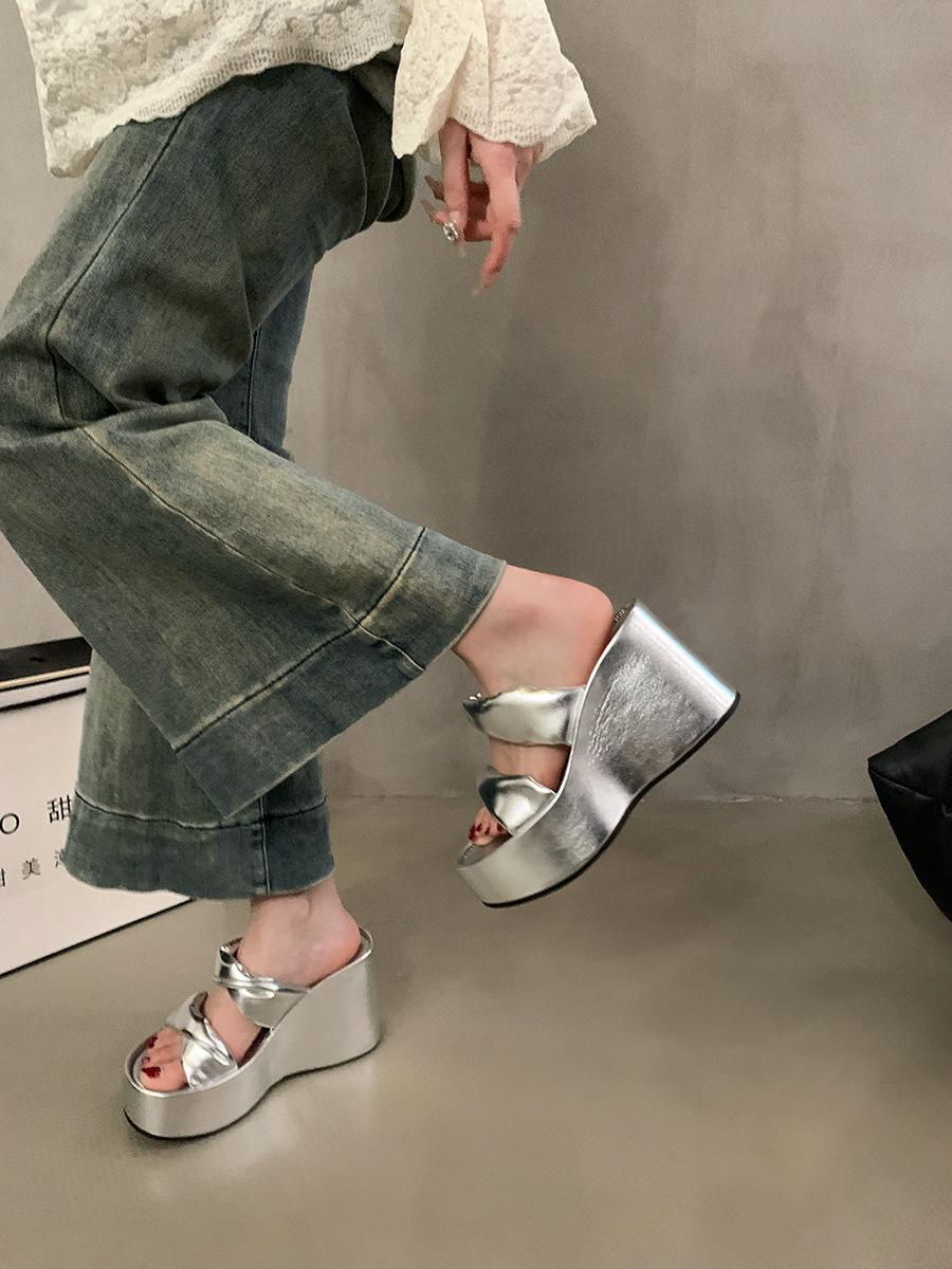 

Корейська версія модних сандалій на танкетці жіночі 2025 нові шкіряні сандалі на подвійному ремінці літні для повсякденного носіння сандалі-гладіатори з високою підошвою 40 срібний