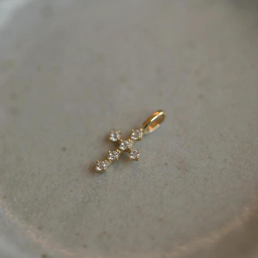 14K Goldplattierter S925 Sterling Silber Japanischer Stil Kreuzanhänger mit Mikro-Pavé-Verzierung.