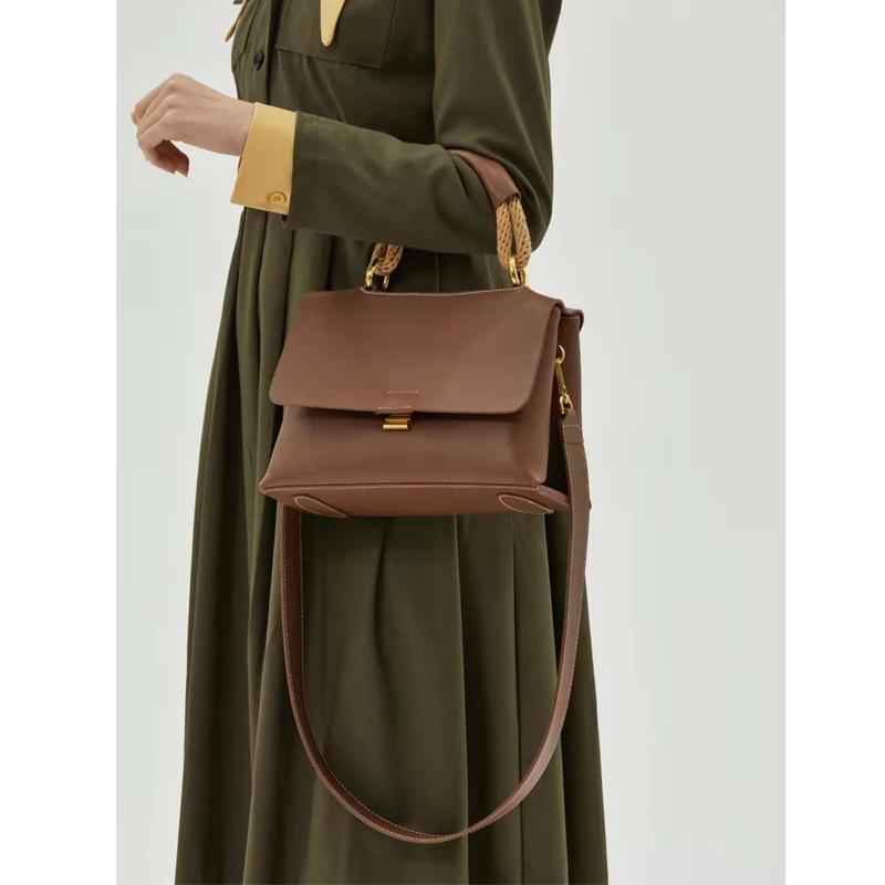 Брендовая кожаная сумка для поездок на работу — фото 4