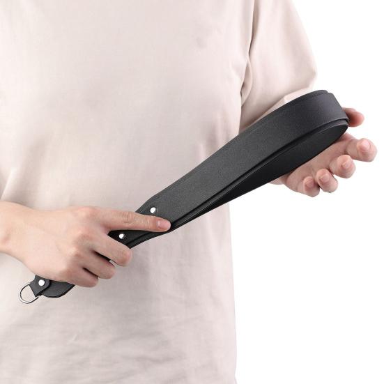 BDSM Doppellagiger Klatscher mit roten Akzenten Kunstleder Klatschspielzeug mit Nietenverstärkung Knackendes Geräusch Flexible Haptik Ergonomischer Schlaufengriff
