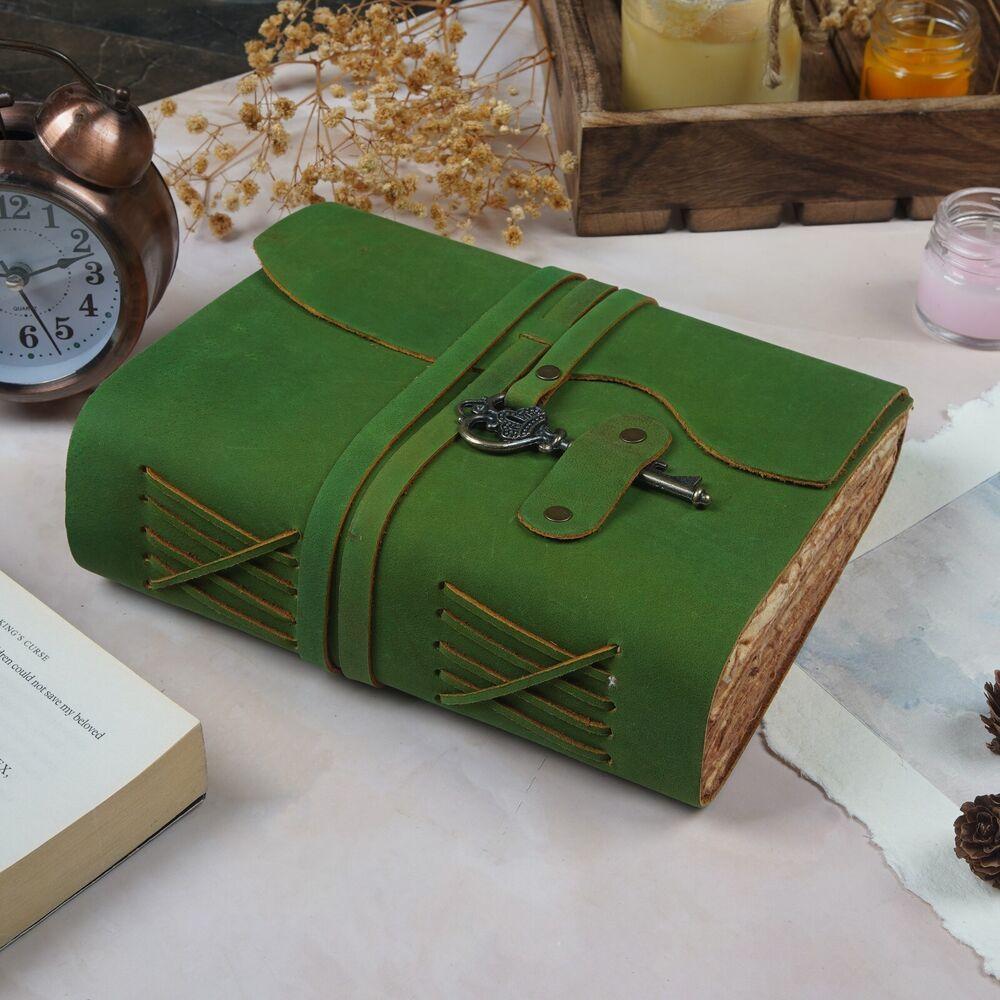 Handgefertigtes, in Leder gebundenes Tagebuch mit Schloss und Schlüssel mit Vintage-Baumwollpapier