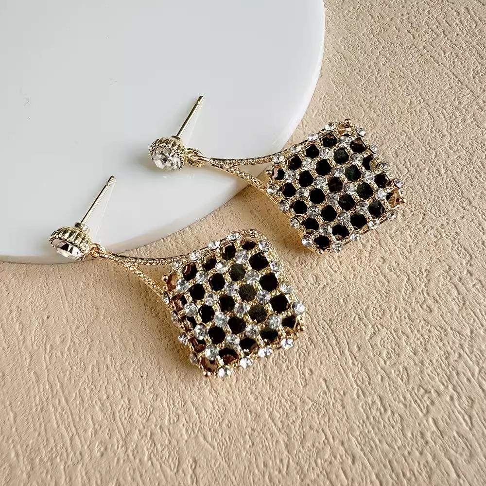 High-End Metal Hollow Rhombus Stud Earrings Fashion Versatile Temperament Trend Earrings Niche Design Light Luxury Women