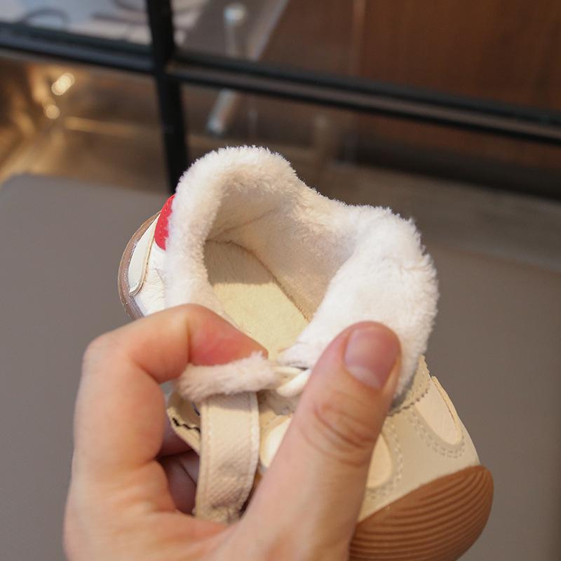 2025 Autumn/Winter Waterproof Leather Baby Shoes: Velvet-Lined, Versatile, Fashionable, Soft-Soled Children’s Sports Shoes.
