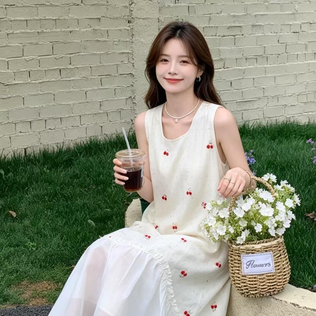 Sanya Seaside Vacation Style V-neck Pleated Design Sense Niche White Light Luxury Temperament Waist Sleeveless Neck Long Skirt