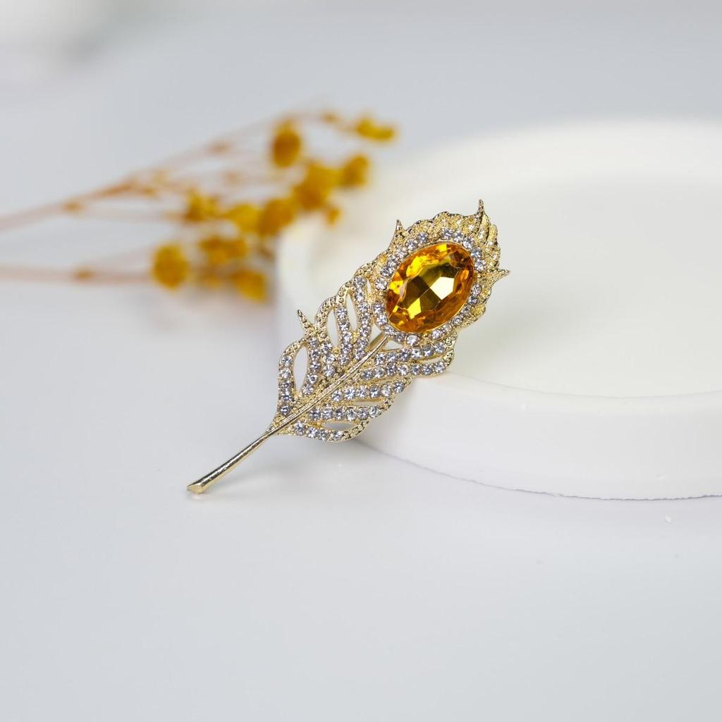 Nordic Chic Luxury Rhinestone Feather Brooch: Elegant Diamond-Studded Pin for Women's Coats and Blazers