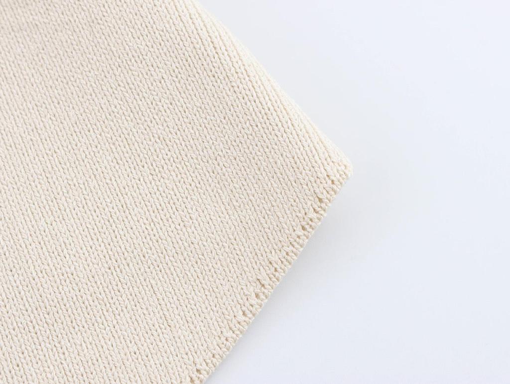 2025 Spring/Summer Women's Slim Fit V-Neck Knit Vest with Button Decoration