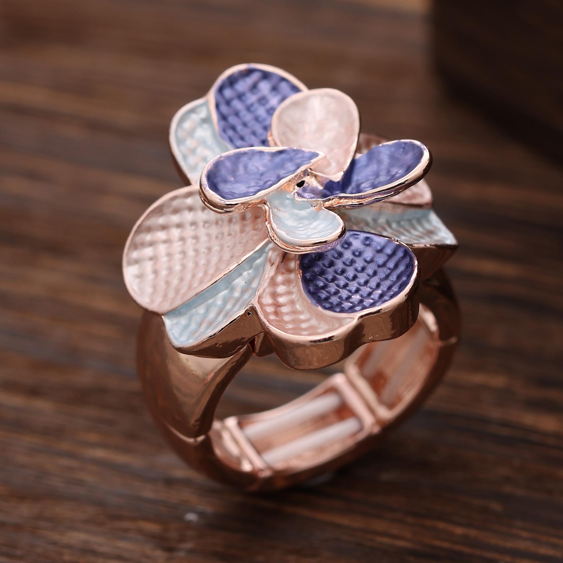 

Новое эмалевое геометрическое эластичное кольцо в виде четырехлистного клевера, женское модное высококлассное кольцо из сплава с цветком