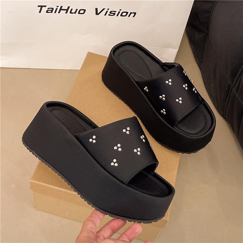 

Black platform slippers women s summer wear fashion 2025 new small man to increase the sense of high-end beautiful cool slippers 40 чёрный