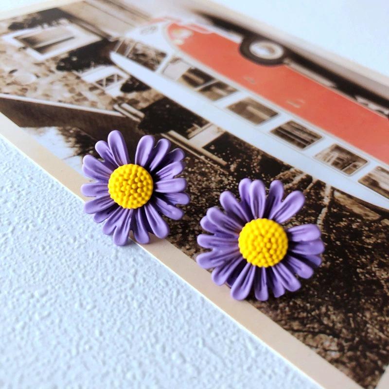 Spring and summer new chrysanthemum stud earrings, simple temperament three-dimensional petal earrings, Korean personality versatile