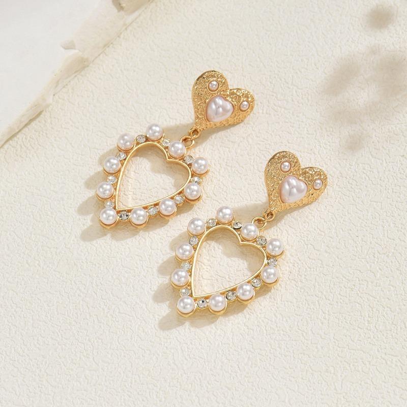 Casual sweet love pearl earrings light luxury high sense temperament versatile hollow love stud earrings women