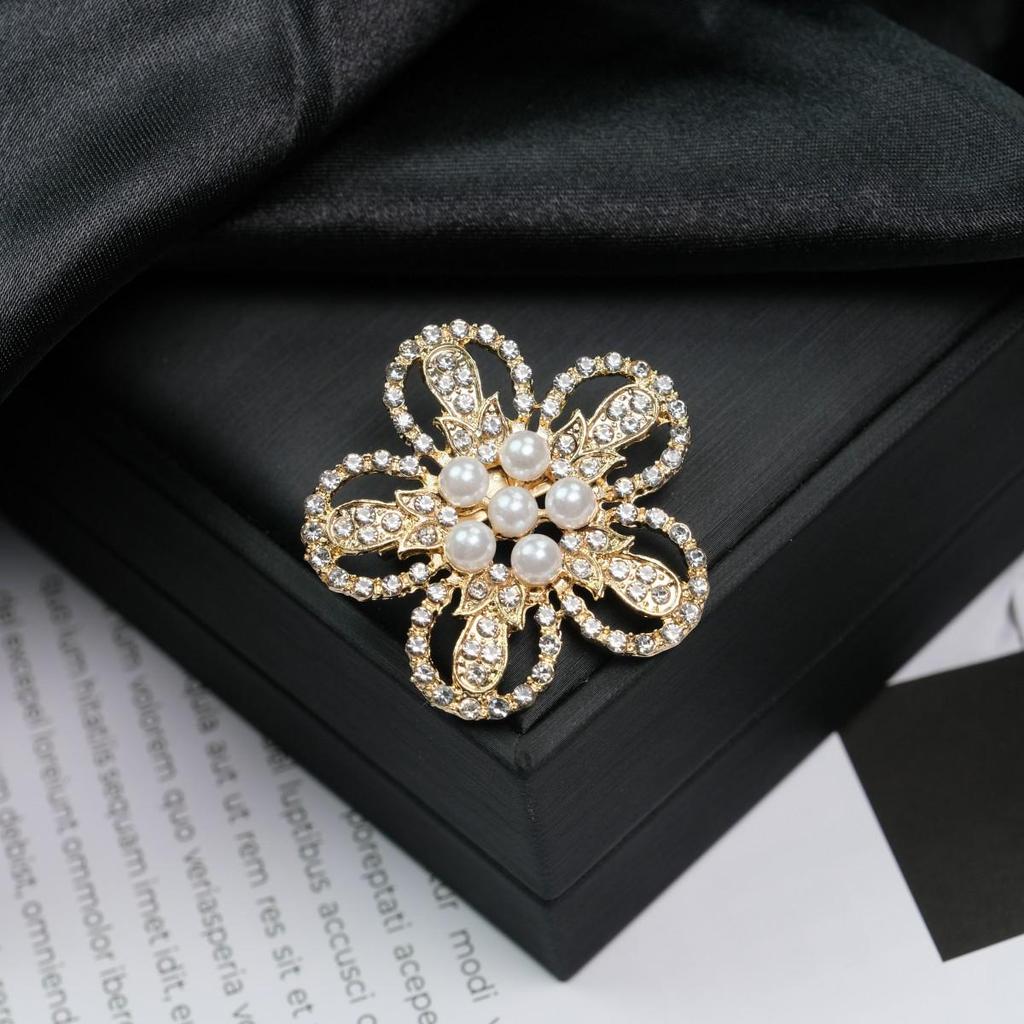 Elegant Versatile Light Luxury Corsage Brooch with Niche Design - Anti-Exposure Pin