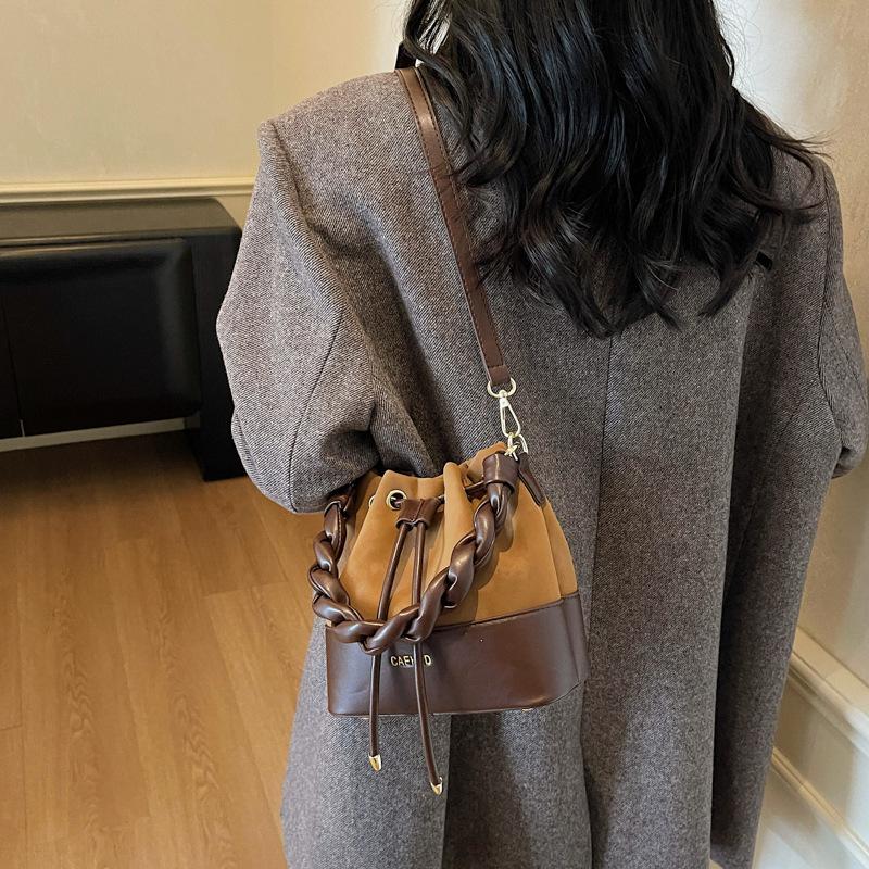 Go Out Hand Bag Women's 2025 New Autumn and Winter Niche Light Luxury Commuting Shoulder Bag Crossbody Bucket Bag