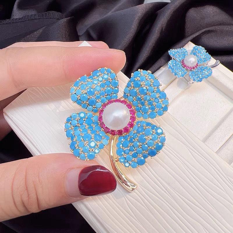 Blue Four-Leaf Clover Corsage Pin: Elegant Flower Brooch & Cardigan Clip