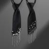 Cravatta con frange, perle e strass, design Meier Heavy Industry, raso nero