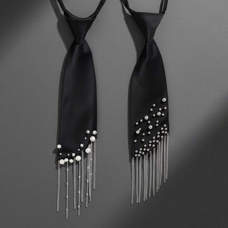 Cravatta con frange, perle e strass, design Meier Heavy Industry, raso nero