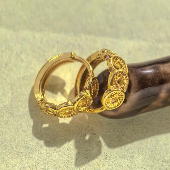 

Chinese-Style Copper Coin Earrings for Women - Light Luxury, High-End Feel, Fashionable Hollow Hoops, New Year Wealth-Attracting Accessories.