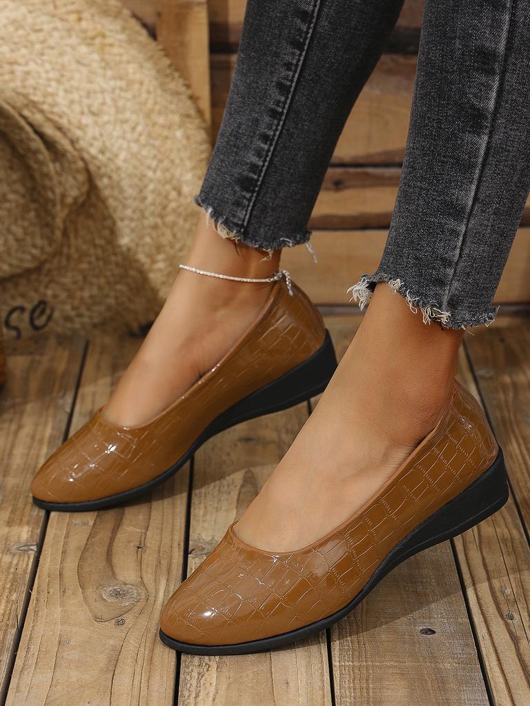 Spot 2025 Spring New Flat-soled Single Shoes Large Size Women's Lazy Shallow Mouth Soft-soled Doudou Shoes