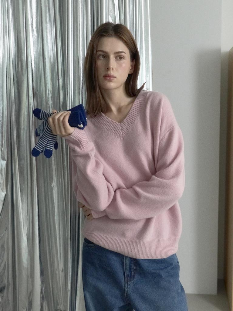 Endeopobeu Classic Fine Wool V-Neck Knit _ Pink