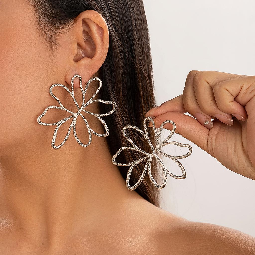 Minimalist Hollow Floral Asymmetrical Design Earrings For Women, Suitable For Daily, Vacation, Date, Couple Gift