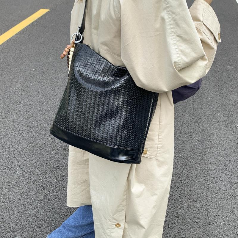 Commuter retro large-capacity bag women's 2025 new casual versatile shoulder bag premium messenger bucket bag