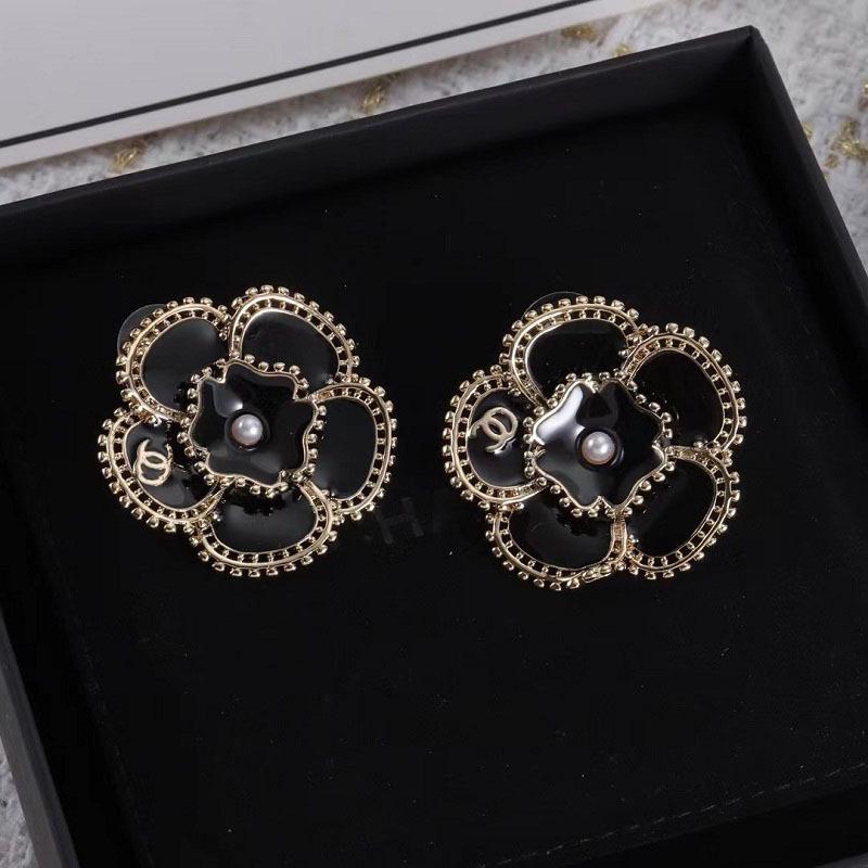 2025 Blumige Emaille Perlen Doppel C Steckerohrringe im Europäischen & Amerikanischen Stil