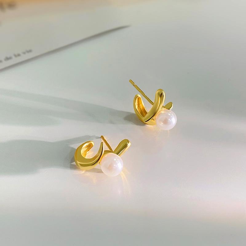 Modne kolczyki z perłami dla kobiet z niszowym designem i wysokiej klasy temperamentem