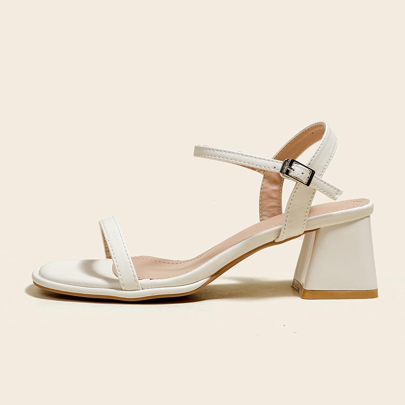 

Сандалії на масивному підборі з відкритим носом у казковому стилі - М яке, зручне, без задника, з однією ремінцем літнє жіноче взуття. 39 брудно-білий