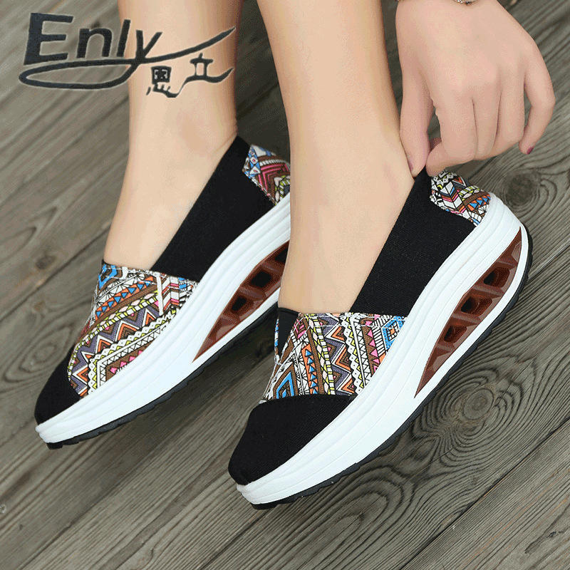 

2025 весна новые парусиновые туфли женские на платформе чехлы для ног парусиновые качающиеся туфли соответствующие цвета этнический стиль тканевые туфли дышащие женские туфли 35