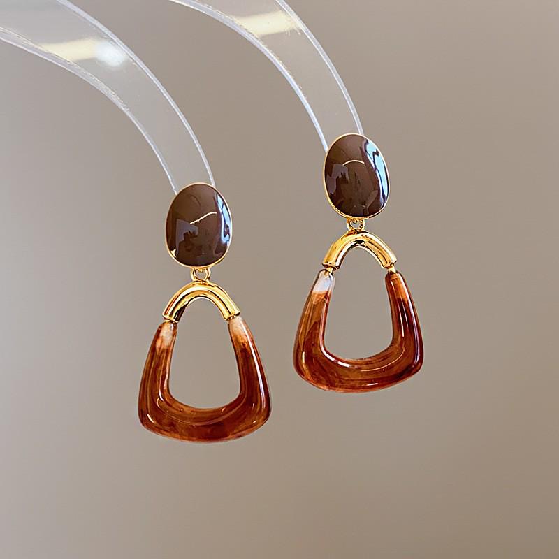 Silver Needle Geometric Stud Earrings: Retro, Light Luxury, Versatile Fashion, Elegant Accessories.