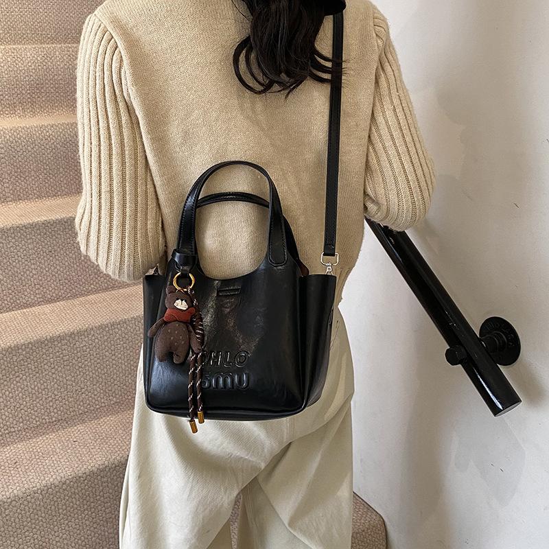 2025 autumn and winter new fashion trend generous retro exquisite small square bag women's shoulder bag