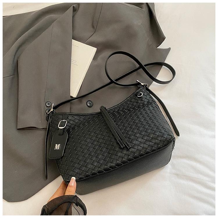 

New 2025 Fashion Underarm Bag Simple Commuter Woven Handheld Women s Bag Large Capacity Shoulder Crossbody Bag Tide чёрный