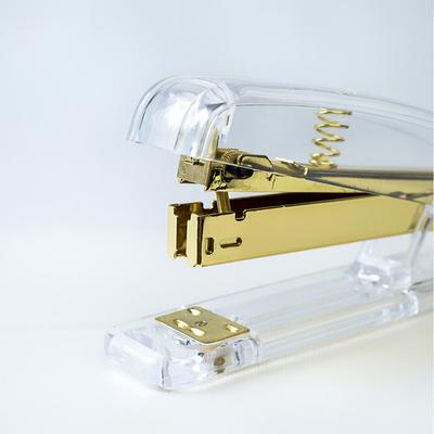 Agrafeuse de bureau Accessoires de papeterie Plastique transparent Agrafeuse standard Pour la maison l'école le bureau Agrafeuse Dorée