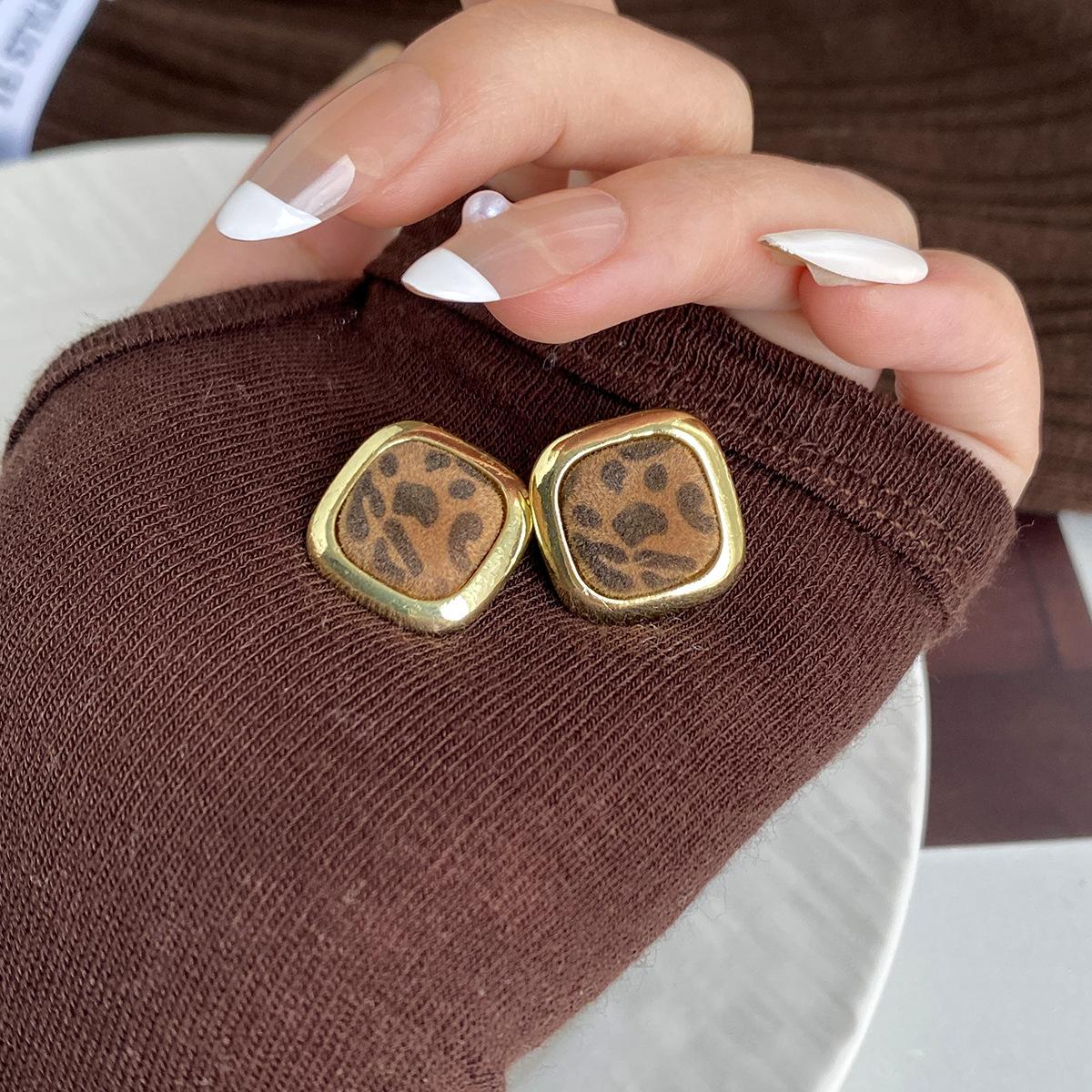 Hong Kong Style Maillard Flocking Ankara Leopard Print Square Retro Stud Earrings For Women, Cold Wind Earrings For Autumn And Winter