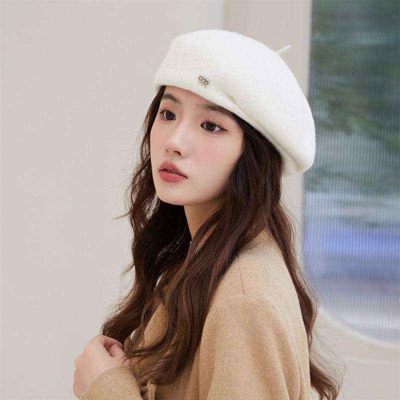 

Y2K FashionBeret для женщин, кепка художника карамельного цвета с кожаным значком и атласной подкладкой, ручная стирка/химчистка, универсальный вариант для осени и зимы One Size белый