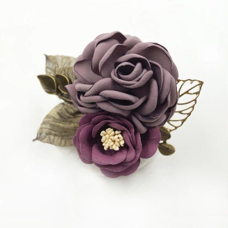 Spilla Corsage Fiore in Tessuto di Lusso per Sciarpe e Maglioni
