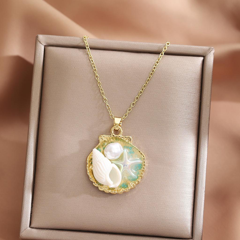 Woman Oil Painting Necklace - A Niche Collar Chain with Simple and Versatile Shell Pendant Necklace