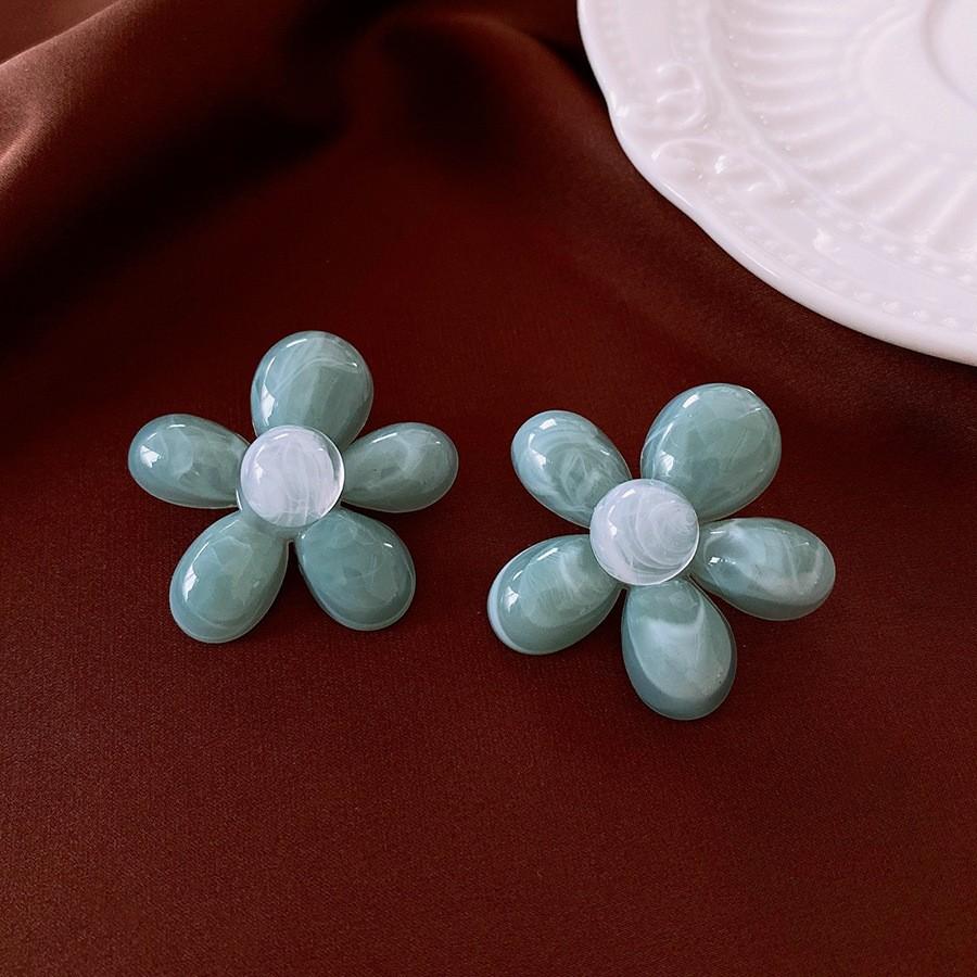 Medieval Silver Needle with Diamonds, Dripping Oil, Flower Pearl Earrings, Temperament, Court Style Stud Earrings, Light Luxury and High-end Earrings.