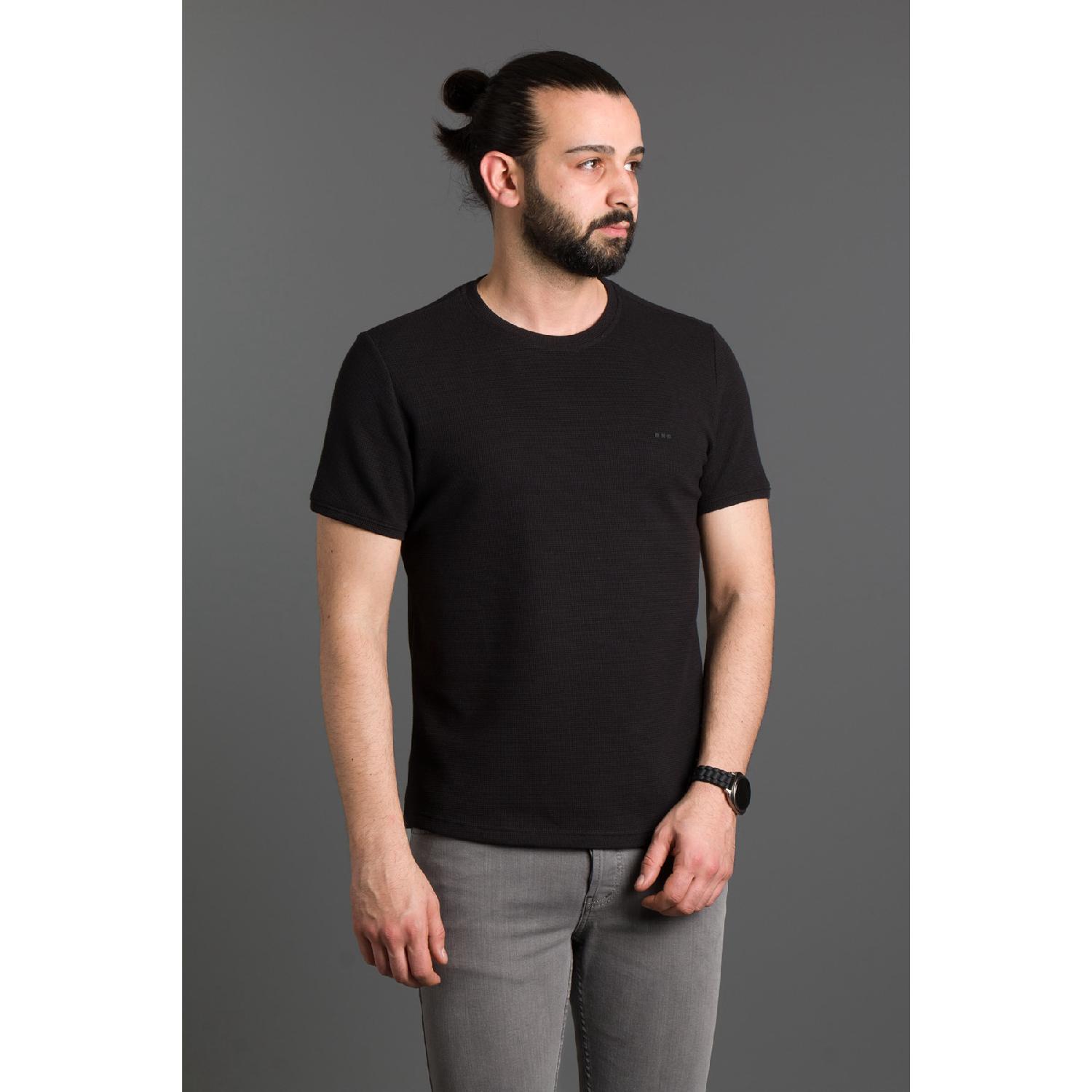 

Мужская черная футболка с круглым вырезом