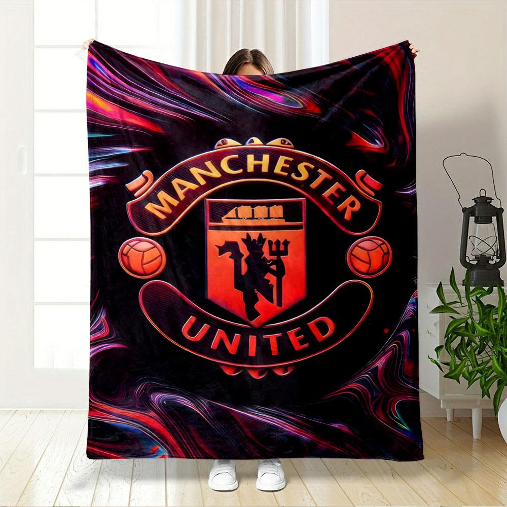 Mönstret har en Manchester United-logotyp med virvlande livfulla färger. för alla säsonger filt lunchpaus pläd present