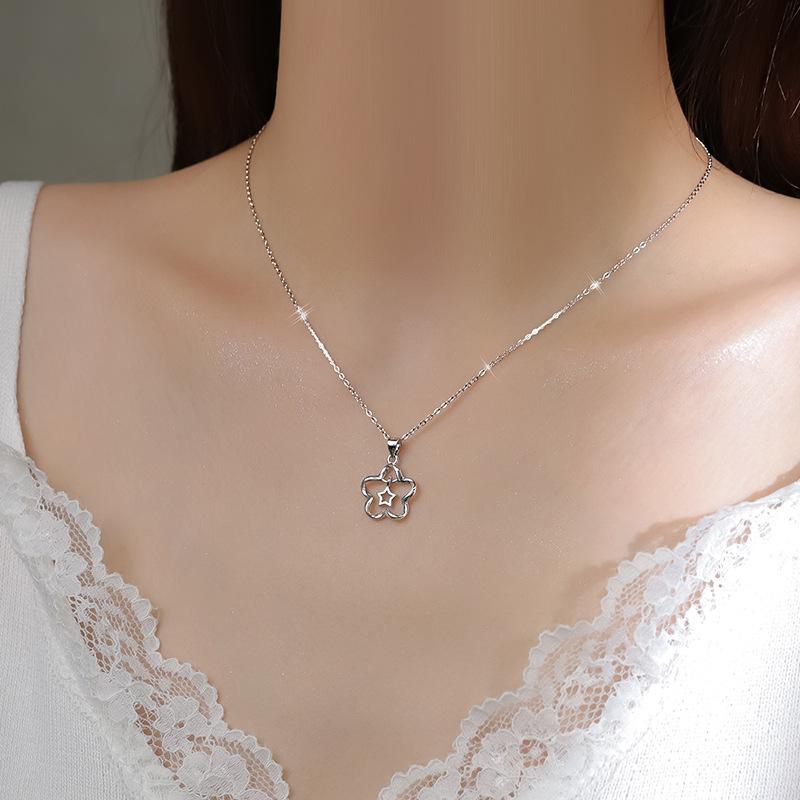 Hollow Five-pointed Star Necklace New Year Style Women's High-end Design Light Luxury Niche Collarbone
