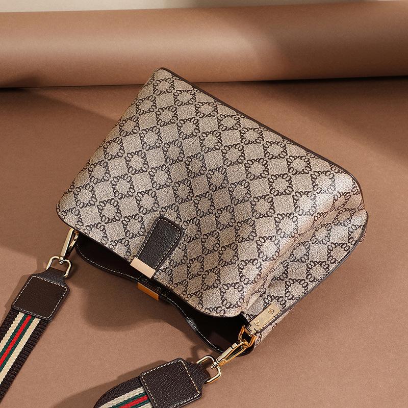 Bucket Bag Female Niche Designer Trendy Commuter Fashion Broadband Messenger Bag Versatile Large Capacity Shoulder Bag Luggage