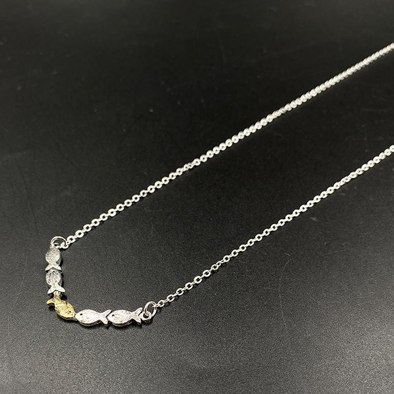 Simma mot strömmen Litet guldfiskhalsband Inspirerande uppmuntrande halsband Justerbara smycken för kvinnor män