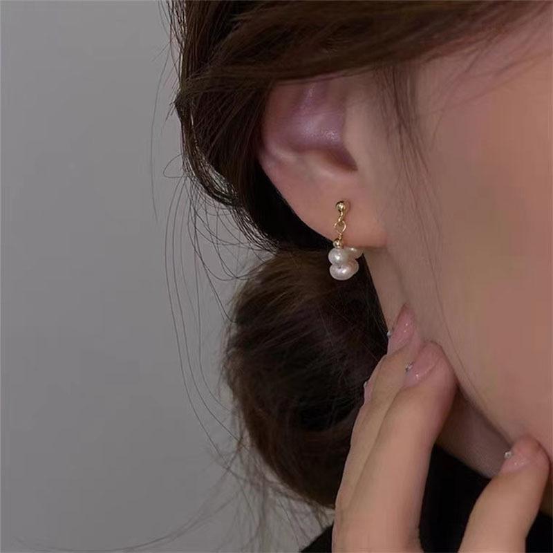 Natural freshwater pearl stud earrings, female silver needles, niche handmade design, simple and compact, high-end earrings, small fragrant style