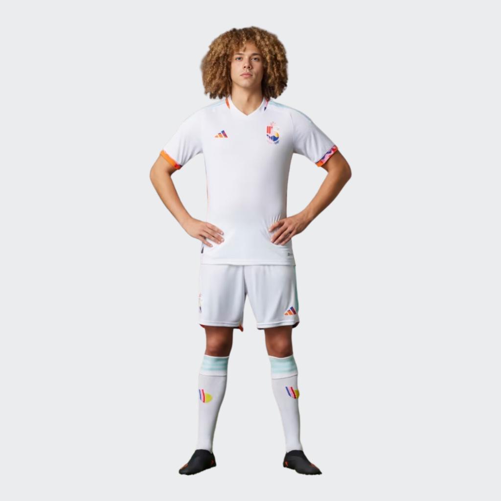 adidas Maglia da Calcio a Maniche Corte con Stampa Badge Coppa del Mondo Qatar 2022 Versione Giocatore Squadra Belgio Uomo Top Bianco HD9416