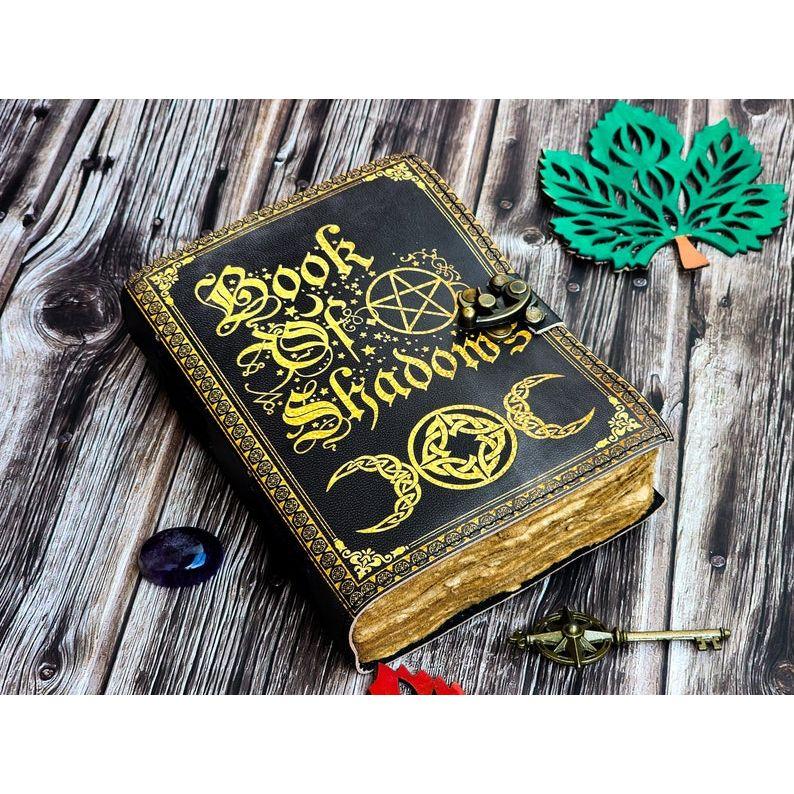 

Книга Теней, Кожаный Гримуар, Кожаный Журнал, Книга Магии, Кельтский журнал Морриган, Кожаная книга Дорожный блокнот, Рождественский подарок 7 x 5 in
