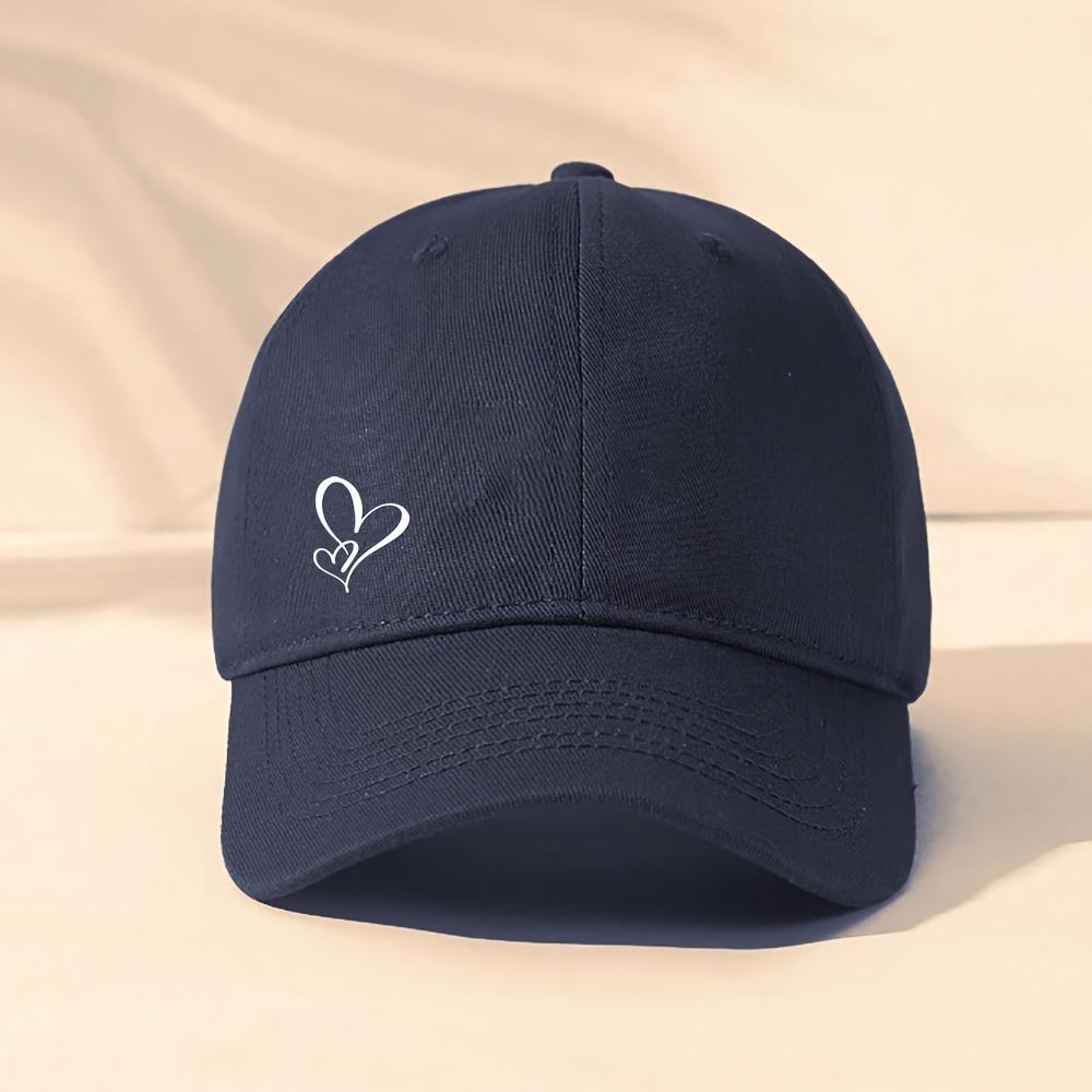 Cappellino da Baseball Carino con Motivo a Cuori, Unisex Beige con Cuore Bianco, Regolabile e Facile da Curare. Casual e Stiloso.