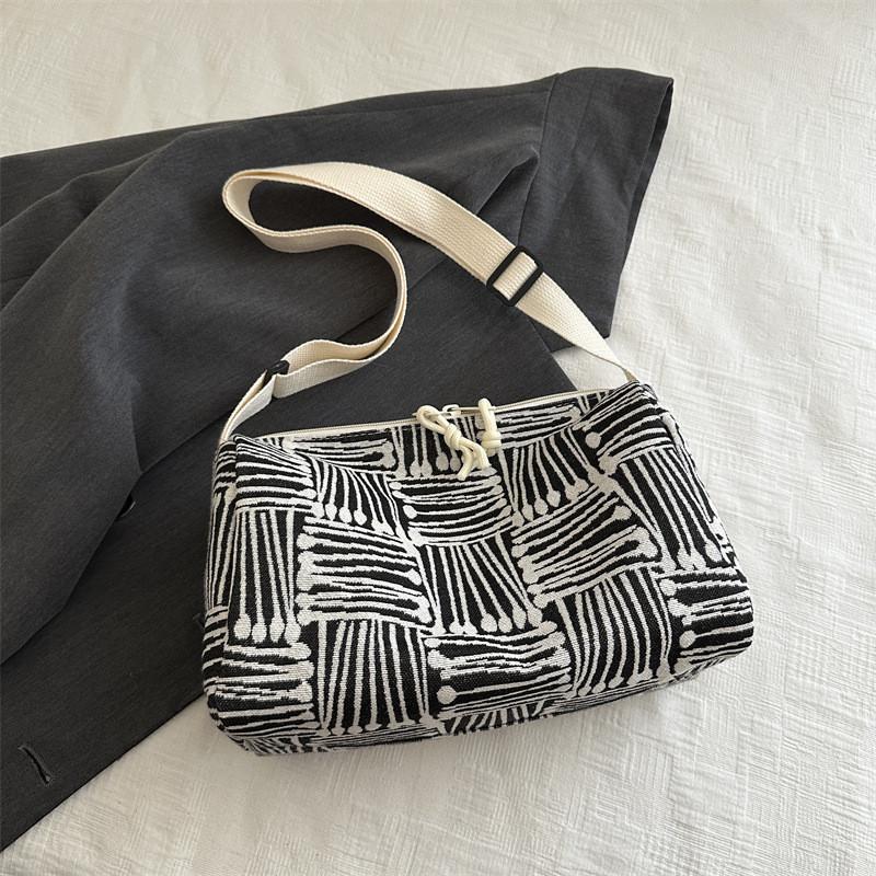 

Fashionable Medium Sized Womens Tote With Unique Design And Comfortable Single Shoulder Strap чёрный